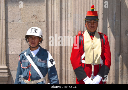 Militär-Polizei und Nationalgarde auf Patrouille außerhalb der Regierungspalast in La Paz, Bolivien Stockfoto