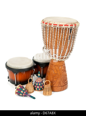 Percussion Instrumente: Djembe Trommel, Bongos und Caxixi Schüttler. Stockfoto