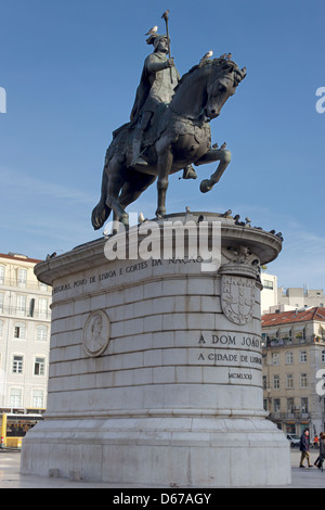 Die Praça da Figueira, Lissabon, Portugal. Reiterstatue von John ich oder João I, 1358 – 1433. König von Portugal und der Algarve. Stockfoto