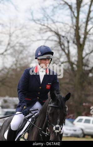 Zara Phillips (GBR) Reiten schwarzen Smoking Springreiten Phase des Grantham Cup in 2013 Belton International Horse Trials, Grantham, Lincolnshire, England am Sonntag, 14. April 2013. Stockfoto