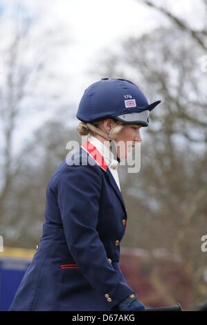 Zara Phillips (GBR) Reiten schwarzen Smoking Springreiten Phase des Grantham Cup in 2013 Belton International Horse Trials, Grantham, Lincolnshire, England am Sonntag, 14. April 2013. Stockfoto