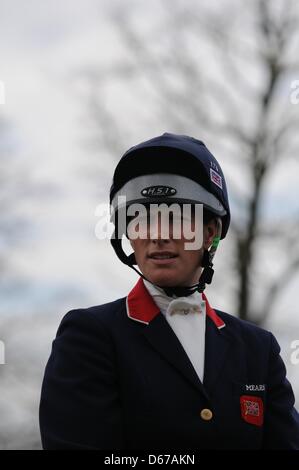 Zara Phillips (GBR) Reiten schwarzen Smoking Springreiten Phase des Grantham Cup in 2013 Belton International Horse Trials, Grantham, Lincolnshire, England am Sonntag, 14. April 2013. Stockfoto