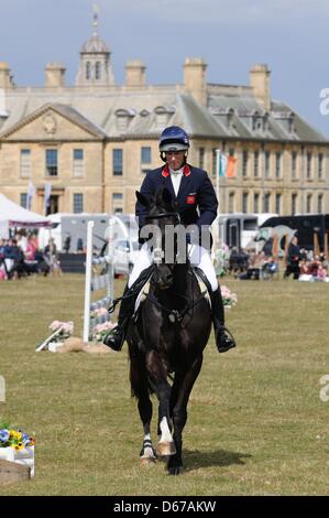 Zara Phillips (GBR) Reiten schwarzen Smoking Springreiten Phase des Grantham Cup in 2013 Belton International Horse Trials, Grantham, Lincolnshire, England am Sonntag, 14. April 2013. Stockfoto