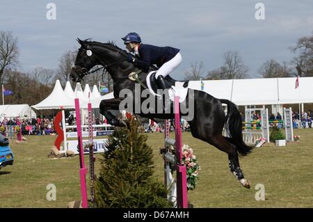 Zara Phillips (GBR) Reiten schwarzen Smoking Springreiten Phase des Grantham Cup in 2013 Belton International Horse Trials, Grantham, Lincolnshire, England am Sonntag, 14. April 2013. Stockfoto