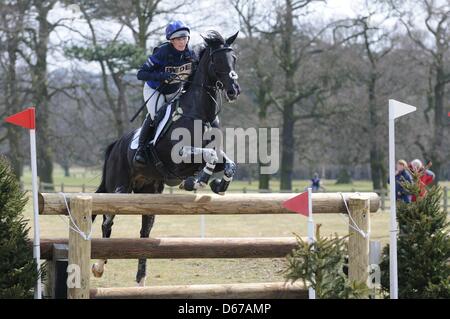 Zara Phillips (GBR) Reiten schwarze Smoking in der Cross Country-Phase der Grantham-Cup in 2013 Belton International Horse Trials, Grantham, Lincolnshire, England am Sonntag, 14. April 2013. Stockfoto