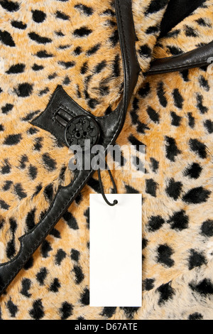 Leeres Etikett oder Preisschild auf Knopfdruck eine stilvolle Leopard Jacke befestigt. Stockfoto