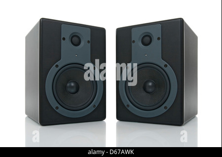 Paar schwarze Lautsprecher mit Reflektion auf weißem Hintergrund. Stockfoto