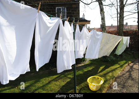 Eine Linie von Wäsche an einer Wäscheleine in North Yorkshire Garten im April. Stockfoto