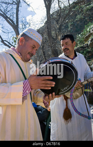 Ourika-Tal, Marokko. Zwei marokkanische Männer spielen Musikinstrumente. Stockfoto