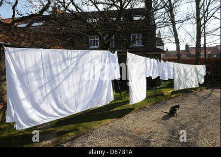 Eine Wäscheleine von Bettwäsche und Kissenbezüge in North Yorkshire Garten Großbritannien hängen Stockfoto