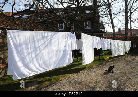 Eine Wäscheleine von Bettwäsche und Kissenbezüge in North Yorkshire Garten Großbritannien hängen Stockfoto