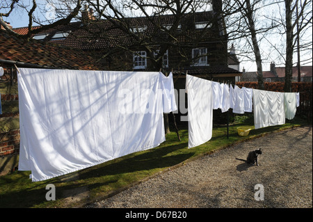 Eine Wäscheleine von Bettwäsche und Kissenbezüge in North Yorkshire Garten Großbritannien hängen Stockfoto