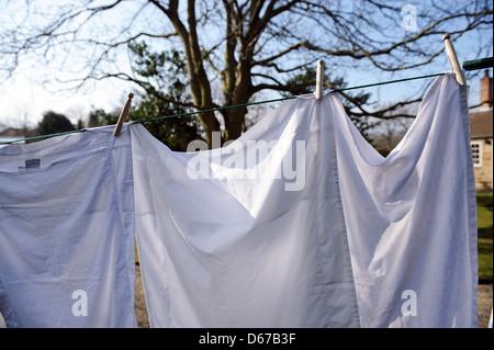 Eine Linie von Wäsche an einer Wäscheleine in North Yorkshire Garten im April. Stockfoto