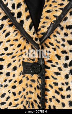 Nahaufnahme einer stilvollen Leoparden-Jacke mit schwarzen Lederteilen. Stockfoto