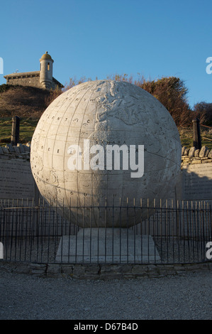 Die große Welt im Durlston Head in der Nähe von Swanage in Dorset. Aus Portland-Stein im Jahre 1887 gebaut und wiegt 40 Tonnen. Isle of Purbeck, England, Vereinigtes Königreich. Stockfoto