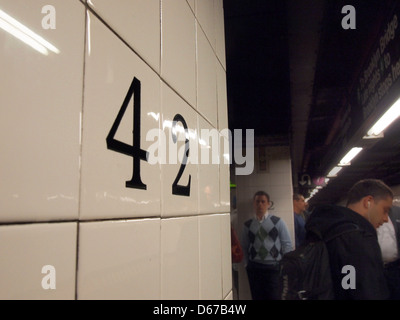 Die Zahl 42 auf einer New Yorker u-Bahn Fliese an der 42nd St IRT u-Bahn-Plattform, New York, NY, 11. April 2013, © Katharine Andriotis Stockfoto