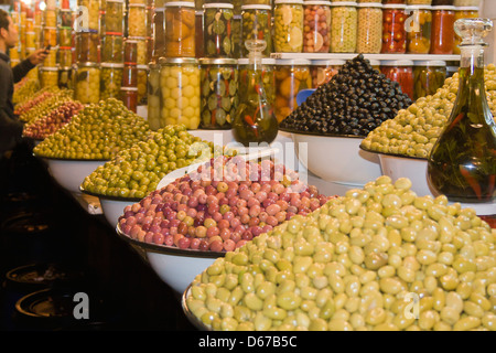 Oliven zum Verkauf auf dem Markt in Jamaa el Fna, Marrakesch oder Marrakech, Marokko. Stockfoto