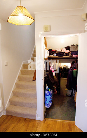 Schrank unter der Treppe; eine understairs Schrank für zusätzlichen Speicherplatz in einem Haus, Großbritannien Stockfoto