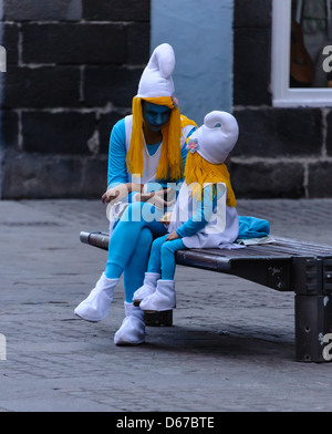 La Palma, Kanarische Inseln - Santa Cruz, Carnaval de Los Indianos, Straßenfest und Paraden mit Kostüm. Schlümpfe. Stockfoto