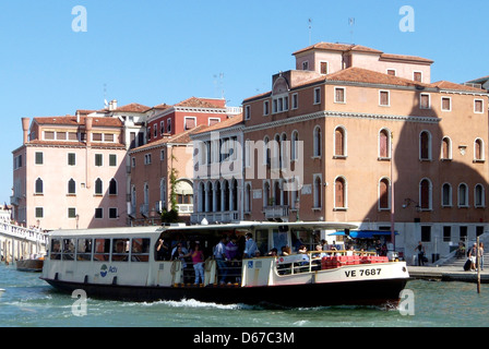 Vaporetto auf dem Canal Grande in Venedig. Stockfoto