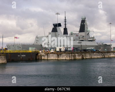 Geben Sie 45 Zerstörer HMS Defender D36, Berthed Alopngside Mitte rutschen Steg in Portsmouth Dockyard, England Stockfoto