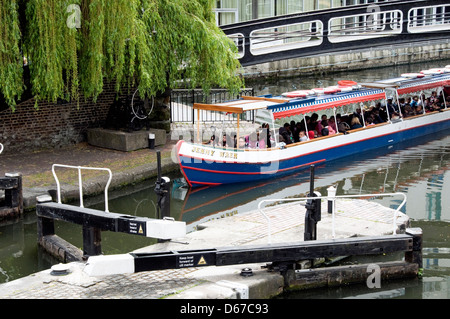 Jenny Wren schmale Kanalboot nähert sich Hampstead Road Lock 1 oder Camden Lock am Regent es Canal, London England UK Stockfoto