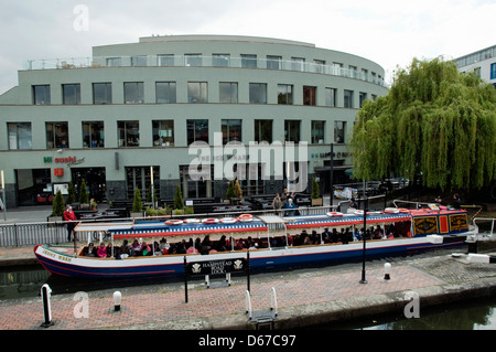 Jenny Wren schmale Kanalboot an Hampstead Road Lock 1 oder Camden Lock, Regents Canal mit Eis Wharf hinter London England UK Stockfoto