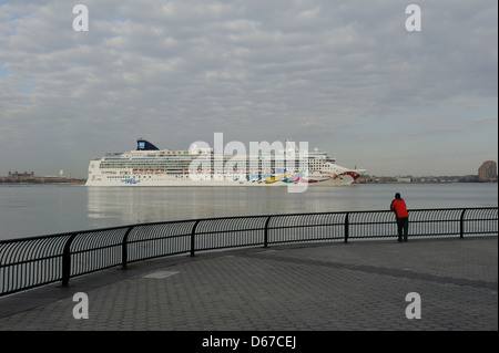 Die Norwegian Jewel dampfend auf dem Hudson River, vorbei an der Battery Park City Esplanade am Morgen des 14. April 2013. Stockfoto