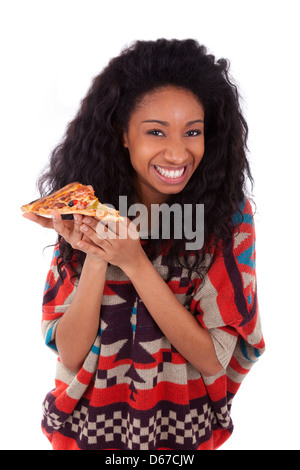 Junge schwarze afrikanische amerikanische Teenager-Mädchen essen ein Stück Pizza, isoliert auf weißem Hintergrund - afrikanische Bevölkerung Stockfoto