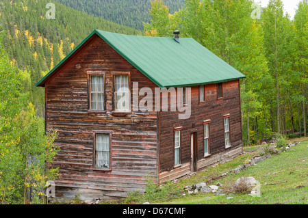 Ehemalige Pension und Herbstfarben bei Sandy Hook Ghost Town nördlich von Ohio City, Gunnison County, Colorado. Stockfoto