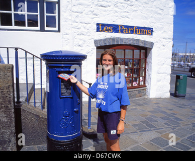 Guernsey Post blaue Säule Kasten, Kirchplatz, Saint Peter Port, Guernsey, Channel Islands Stockfoto