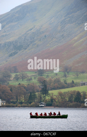 Junge Schulkinder Kanufahren auf Ullswater im englischen Lake District. Stockfoto