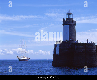 Leuchtturm an der Hafeneinfahrt, Saint Peter Port, Port Pfarrkirche St-Pierre, Guernsey, Channel Islands Stockfoto