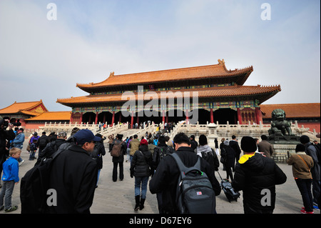Peking, China - April 1:Visitors die Verbotene Stadt, Beijing Pass durch den Palast der höchsten Harmonie am 1. April 2013. Stockfoto