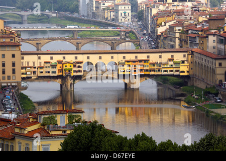 Die berühmte Ponte Vecchio erstreckt sich über den Arno in Florenz Italien Stockfoto