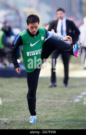 Yuto Nagatomo (Inter), 14. April 2013 - Fußball / Fußball: Yuto Nagatomo von Inter erwärmt sich während des Spiels italienische "Serie A" zwischen Cagliari 2: 0 Inter Mailand im Stadio Nereo Rocco in Triest, Italien. (Foto von Enrico Calderoni/AFLO SPORT) Stockfoto