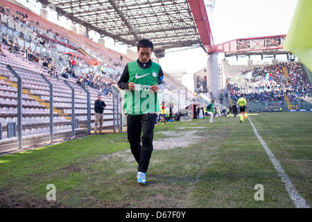 Yuto Nagatomo (Inter), 14. April 2013 - Fußball / Fußball: Yuto Nagatomo von Inter erwärmt sich während des Spiels italienische "Serie A" zwischen Cagliari 2: 0 Inter Mailand im Stadio Nereo Rocco in Triest, Italien. (Foto von Enrico Calderoni/AFLO SPORT) Stockfoto