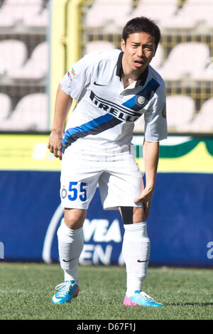 Yuto Nagatomo (Inter), 14. April 2013 - Fußball / Fußball: Yuto Nagatomo von Inter reagiert, verletzt, während die italienische "Serie A" match zwischen Cagliari 2: 0 Inter Mailand im Stadio Nereo Rocco in Triest, Italien. Nagatomo zurück auf das Feld nach einer Verletzung, die ihn im Februar statt, aber das gleiche Knie nach 6 Minuten des Spiels verletzt. (Foto von Enrico Calderoni/AFLO SPORT) Stockfoto