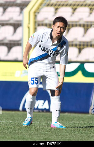 Yuto Nagatomo (Inter), 14. April 2013 - Fußball / Fußball: Yuto Nagatomo von Inter reagiert, verletzt, während die italienische "Serie A" match zwischen Cagliari 2: 0 Inter Mailand im Stadio Nereo Rocco in Triest, Italien. Nagatomo zurück auf das Feld nach einer Verletzung, die ihn im Februar statt, aber das gleiche Knie nach 6 Minuten des Spiels verletzt. (Foto von Enrico Calderoni/AFLO SPORT) Stockfoto