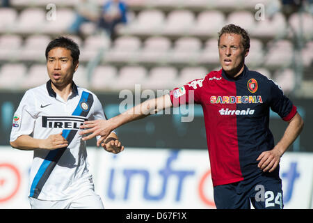 Yuto Nagatomo (Inter), Gabriele Perico (Cagliari), 14. April 2013 - Fußball / Fußball: italienische "Serie A" match zwischen Cagliari 2: 0 Inter Mailand im Stadio Nereo Rocco in Triest, Italien. (Foto von Enrico Calderoni/AFLO SPORT) Stockfoto