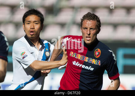 Yuto Nagatomo (Inter), Gabriele Perico (Cagliari), 14. April 2013 - Fußball / Fußball: italienische "Serie A" match zwischen Cagliari 2: 0 Inter Mailand im Stadio Nereo Rocco in Triest, Italien. (Foto von Enrico Calderoni/AFLO SPORT) Stockfoto