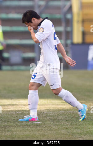 Yuto Nagatomo (Inter), 14. April 2013 - Fußball / Fußball: Yuto Nagatomo von Inter lässt der Tonhöhe während des Spiels italienische "Serie A" zwischen Cagliari 2: 0 Inter Mailand im Stadio Nereo Rocco in Triest, Italien. Nagatomo zurück auf das Feld nach einer Verletzung, die ihn im Februar statt, aber das gleiche Knie nach 6 Minuten des Spiels verletzt. (Foto von Enrico Calderoni/AFLO SPORT) Stockfoto