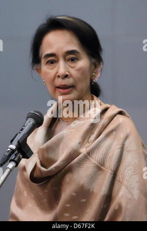 Tokio, Japan. 13. April 2013. Hon Frau Aung San Suu Kyi, Vorsitzender der Nationalliga für Demokratie, Republik der Union von Myanmar trifft eine Gruppe von Myanmar Bürger in Japan. Bildnachweis: Mooto Naka/AFLO/Alamy Live-Nachrichten Stockfoto