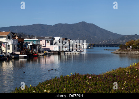 Hausboote in Sausalito mit Mt. Tamalpais in den Hintergrund, Kalifornien, USA, Nordamerika Stockfoto