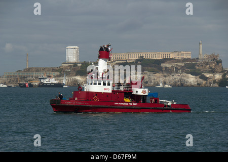 San Francisco Feuerwehr Feuerlöschboot mit Alcatraz im Hintergrund, San Francisco, Kalifornien, USA, Nordamerika. Stockfoto