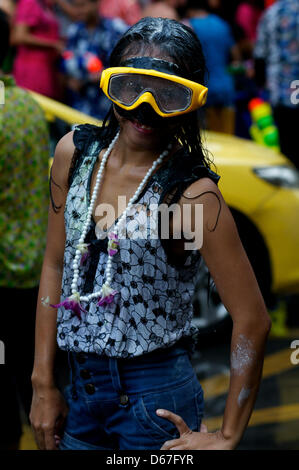 Bangkok, Thailand, 13. April 2013. eine Thai-Frau trägt Schutzbrille und genießen Sie die Wasser-Festival. Bangkok feiert das thailändische Neujahrsfest Songkran. Songkran gilt als die weltweit größte Wasserschlacht.  Bildnachweis: Kraig Lieb / Alamy Live News Stockfoto