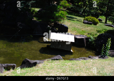 Ein Blick auf den Shitennouji-Garten in Osaka, Japan, mit einer friedlichen Landschaft mit traditionellen japanischen Gartenelementen. Der Garten ist Teil des Shitennouji-Tempels, eines der ältesten buddhistischen Tempel Japans. Stockfoto
