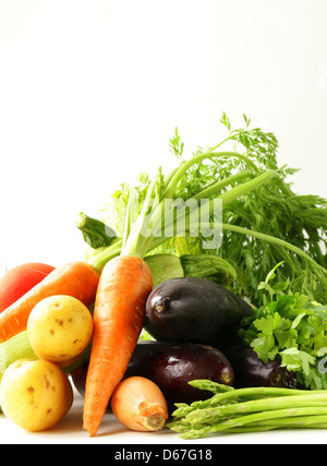frischem Gemüse - Karotten, Tomaten, Spargel, Auberginen und Kartoffeln Stockfoto