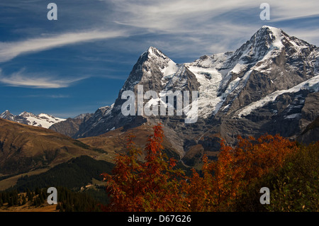 Die Bergkette der Berner Alpen mit Gipfeln Eiger und Mönch, Berner Oberland, Schweiz Stockfoto