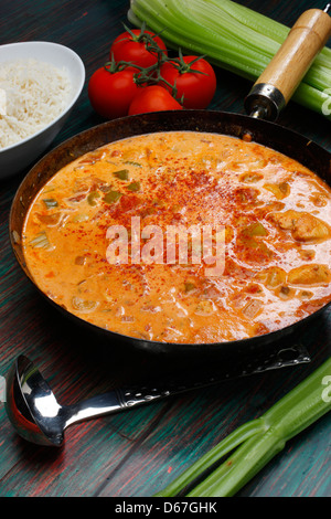 Hühnercurry mit gekochten Reis mit Ladel Lauch Fleischtomaten auf der Seite Stockfoto